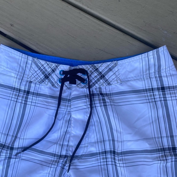 NWT Old Navy - Mens surf/board shorts (white & gray plaid) & mesh underwear, S - Picture 4 of 12
